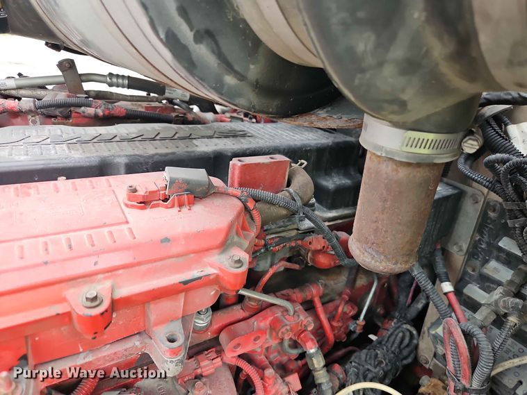image for item EO7377 2016 Peterbilt 365 car carrier truck