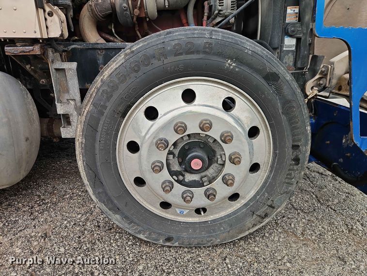 image for item EO7377 2016 Peterbilt 365 car carrier truck