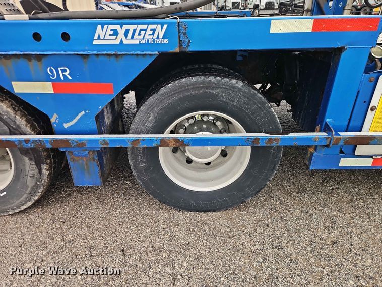 image for item EO7377 2016 Peterbilt 365 car carrier truck