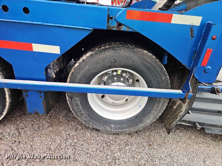image for item EO7377 2016 Peterbilt 365 car carrier truck