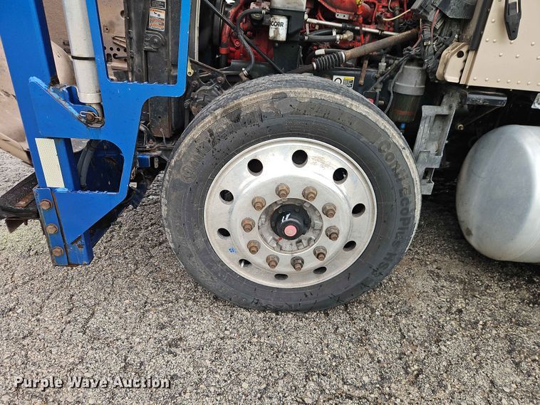 image for item EO7377 2016 Peterbilt 365 car carrier truck
