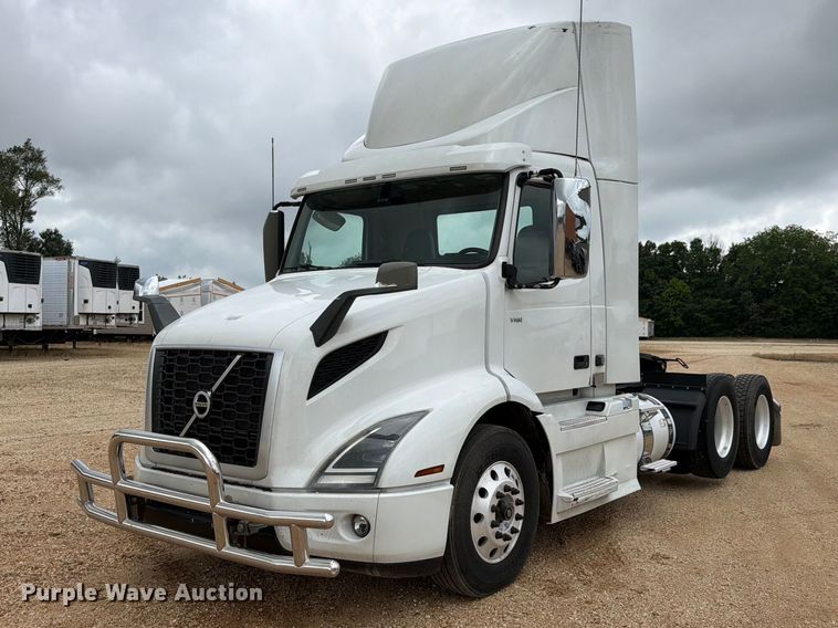image for item ER3005 2020 Volvo VNR semi truck