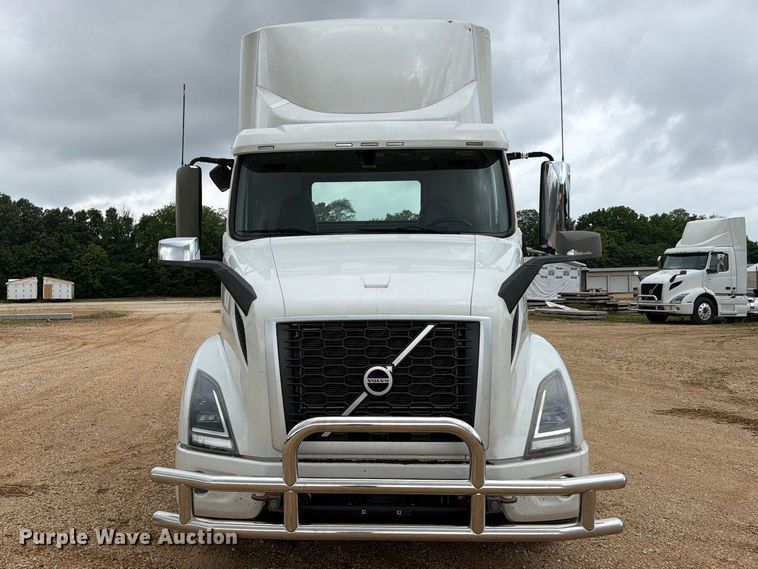 image for item ER3005 2020 Volvo VNR semi truck