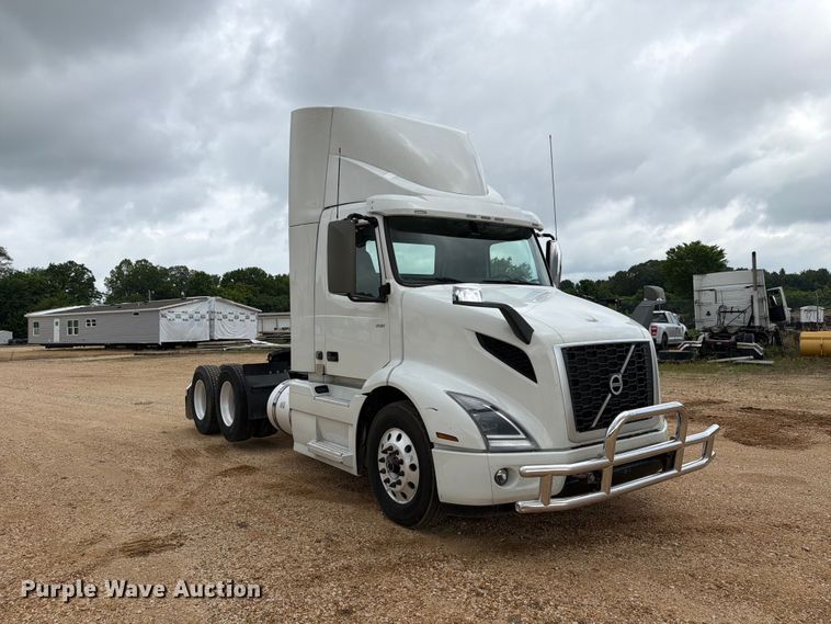 image for item ER3005 2020 Volvo VNR semi truck