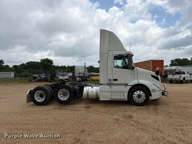 image for item ER3005 2020 Volvo VNR semi truck