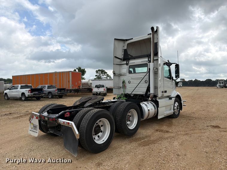image for item ER3005 2020 Volvo VNR semi truck