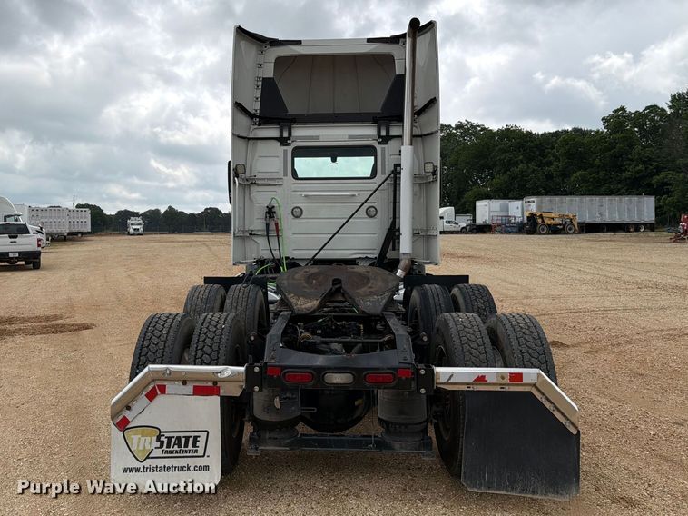 image for item ER3005 2020 Volvo VNR semi truck