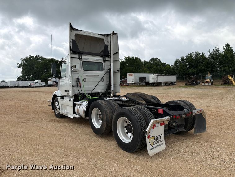 image for item ER3005 2020 Volvo VNR semi truck