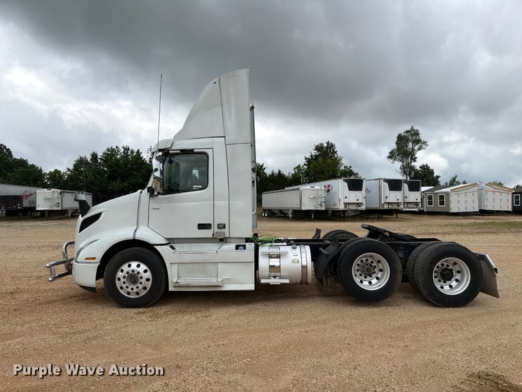 image for item ER3005 2020 Volvo VNR semi truck