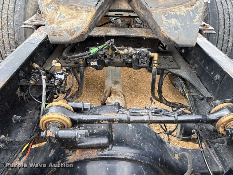 image for item ER3005 2020 Volvo VNR semi truck