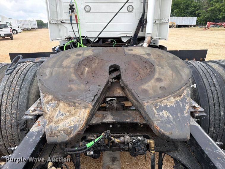 image for item ER3005 2020 Volvo VNR semi truck
