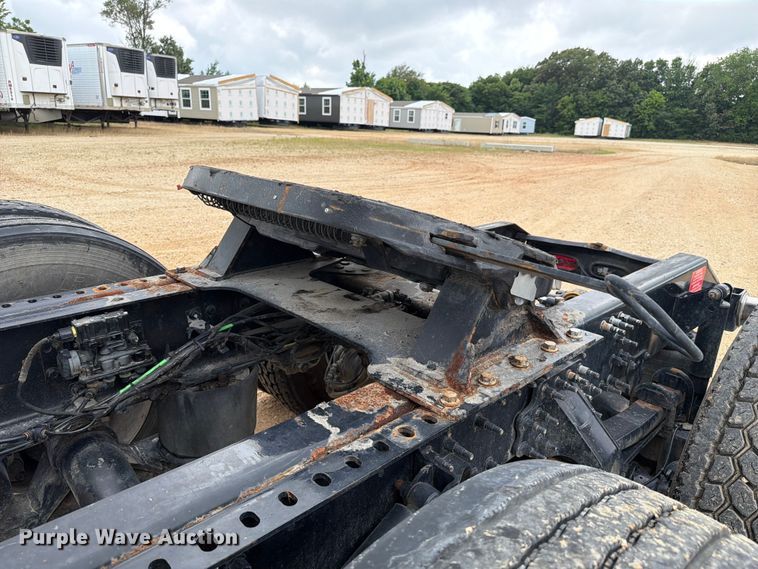 image for item ER3005 2020 Volvo VNR semi truck