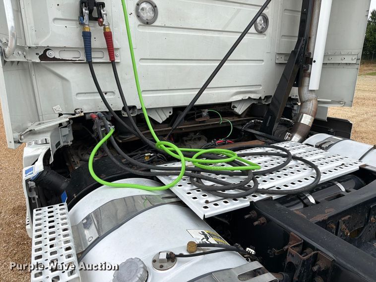 image for item ER3005 2020 Volvo VNR semi truck