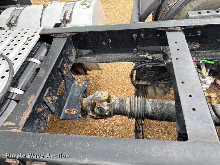 image for item ER3005 2020 Volvo VNR semi truck