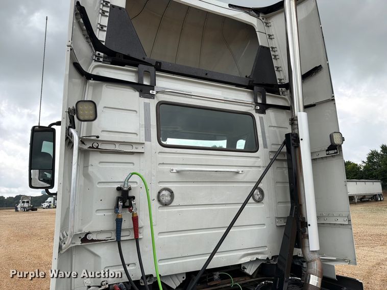 image for item ER3005 2020 Volvo VNR semi truck