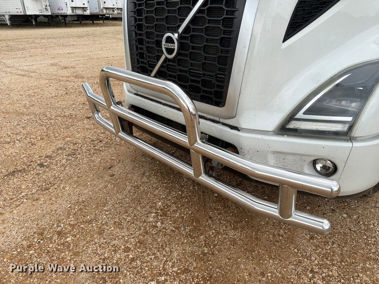 image for item ER3005 2020 Volvo VNR semi truck