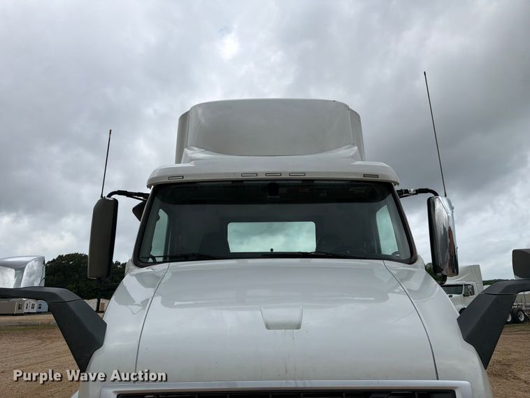 image for item ER3005 2020 Volvo VNR semi truck
