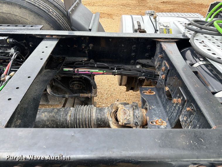image for item ER3005 2020 Volvo VNR semi truck