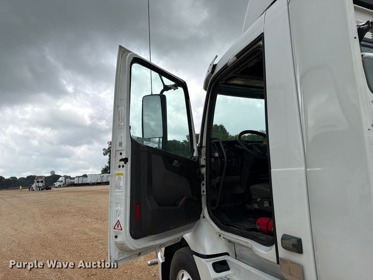 image for item ER3005 2020 Volvo VNR semi truck