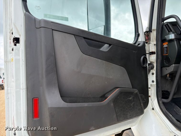 image for item ER3005 2020 Volvo VNR semi truck
