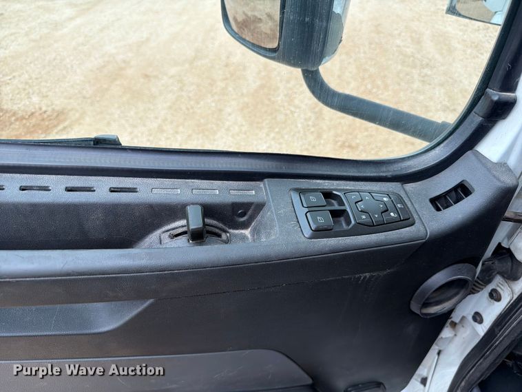 image for item ER3005 2020 Volvo VNR semi truck