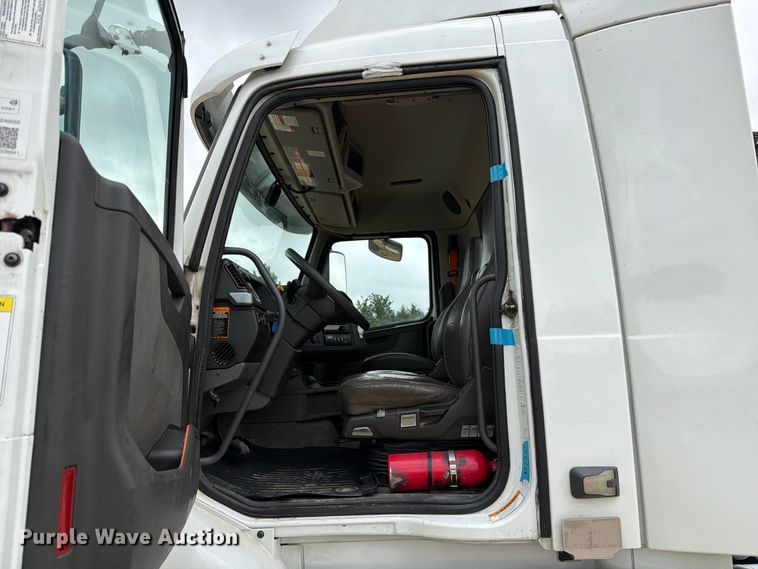 image for item ER3005 2020 Volvo VNR semi truck