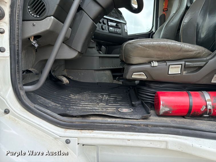 image for item ER3005 2020 Volvo VNR semi truck