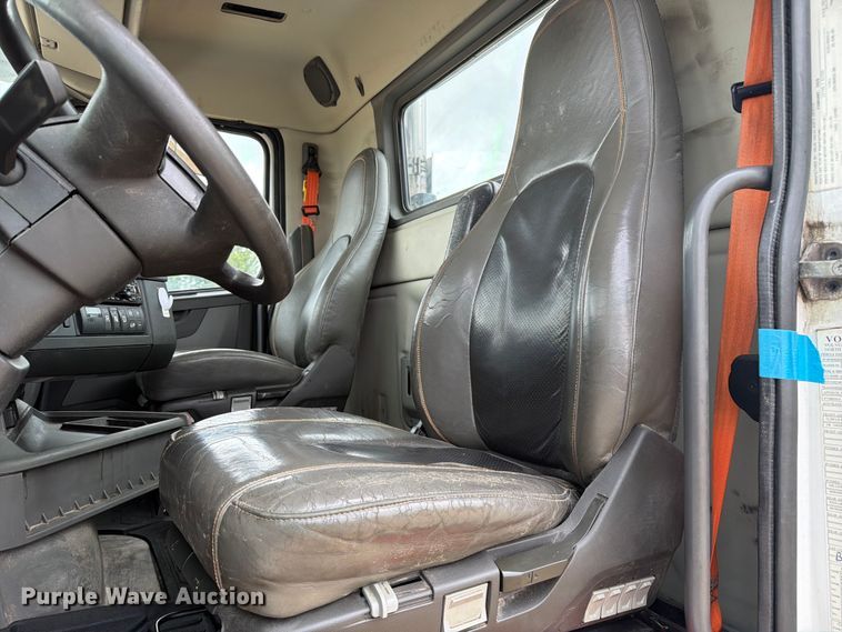 image for item ER3005 2020 Volvo VNR semi truck