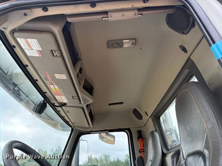 image for item ER3005 2020 Volvo VNR semi truck