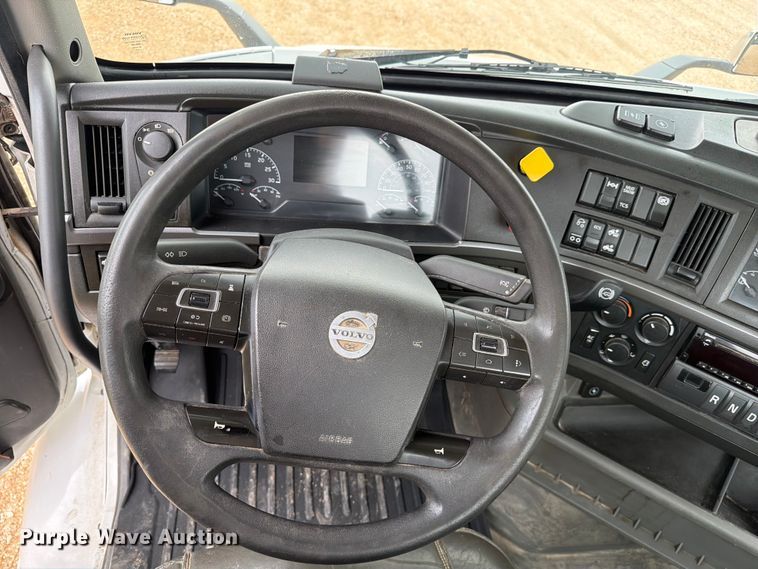 image for item ER3005 2020 Volvo VNR semi truck