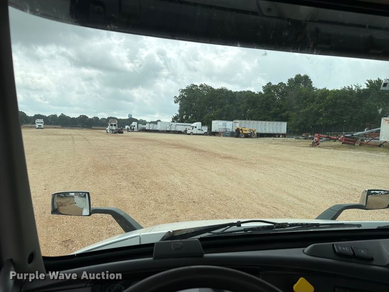 image for item ER3005 2020 Volvo VNR semi truck