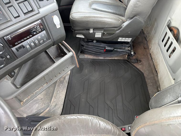 image for item ER3005 2020 Volvo VNR semi truck