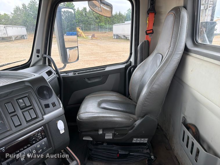 image for item ER3005 2020 Volvo VNR semi truck
