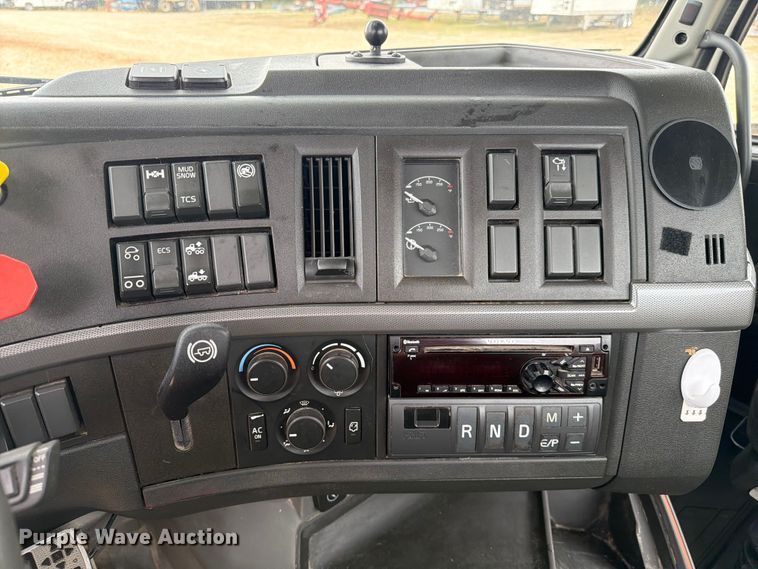 image for item ER3005 2020 Volvo VNR semi truck