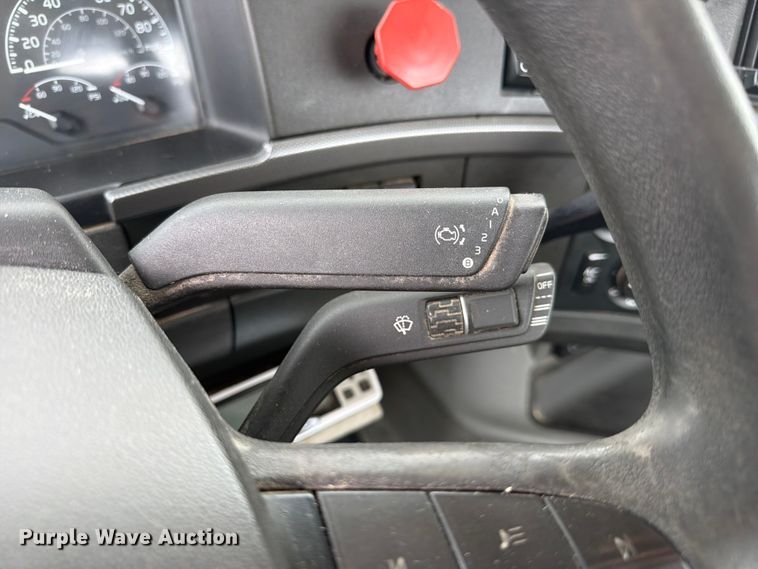 image for item ER3005 2020 Volvo VNR semi truck