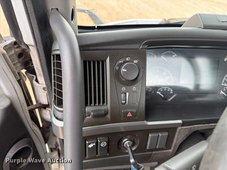 image for item ER3005 2020 Volvo VNR semi truck
