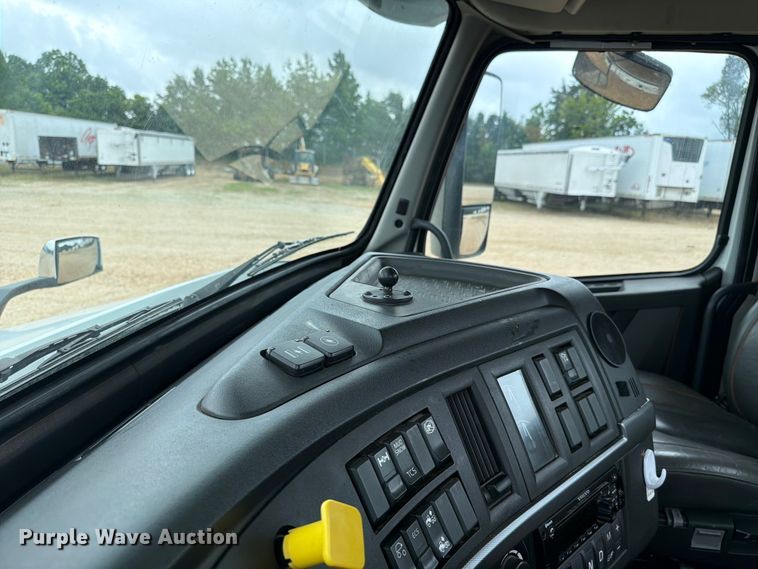 image for item ER3005 2020 Volvo VNR semi truck