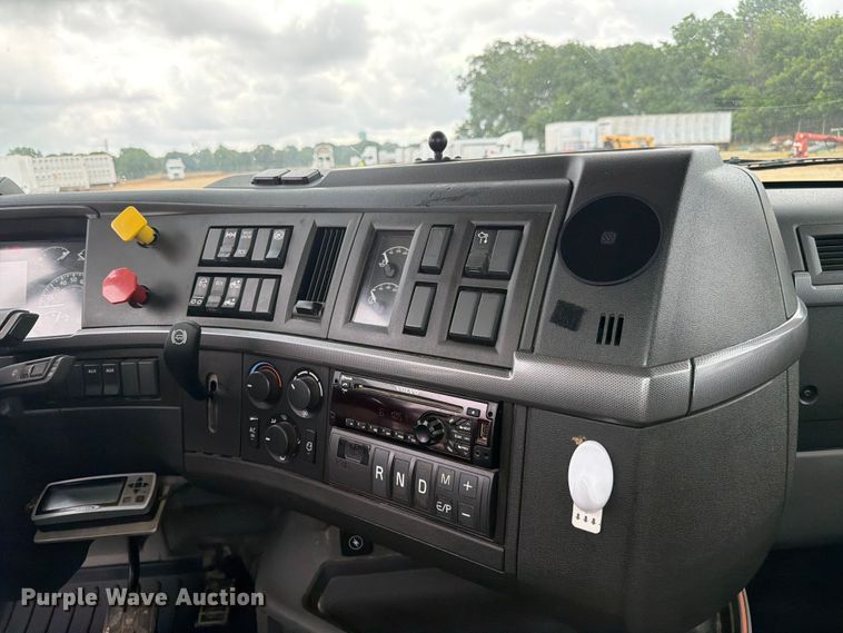 image for item ER3005 2020 Volvo VNR semi truck