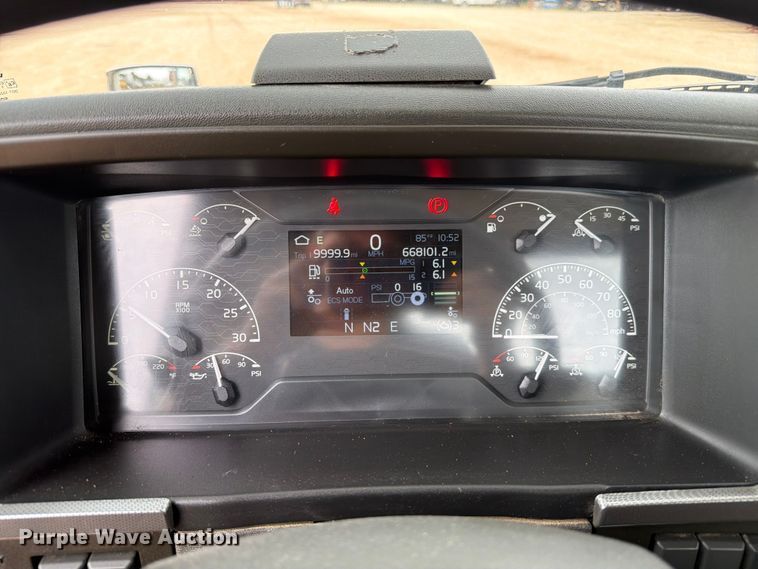 image for item ER3005 2020 Volvo VNR semi truck