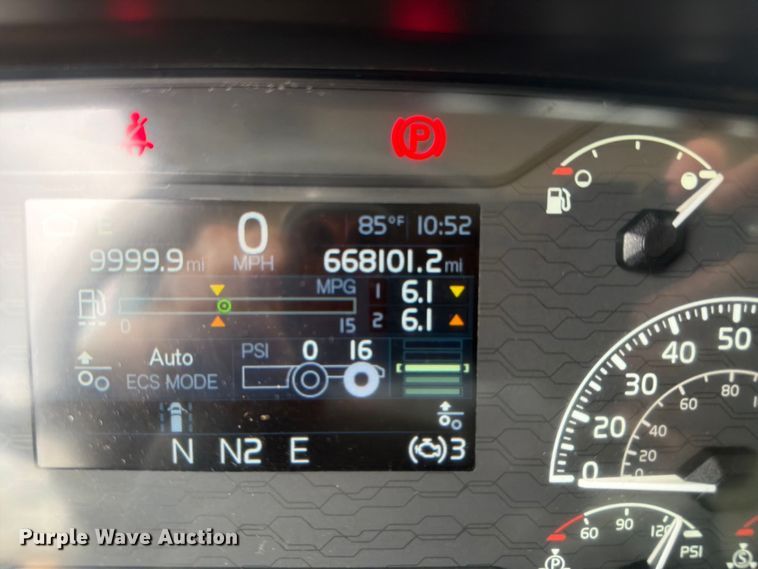 image for item ER3005 2020 Volvo VNR semi truck