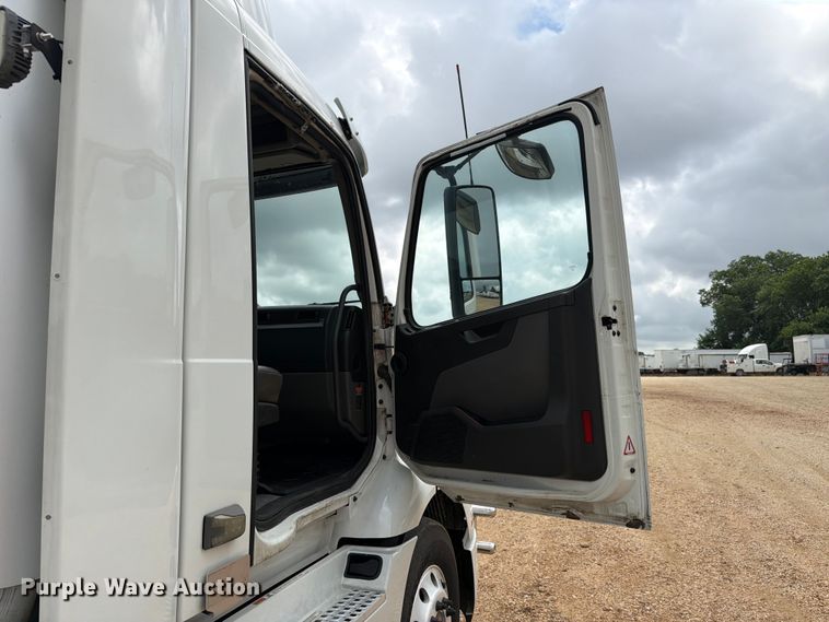 image for item ER3005 2020 Volvo VNR semi truck