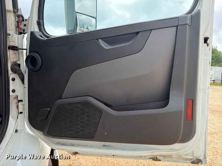 image for item ER3005 2020 Volvo VNR semi truck