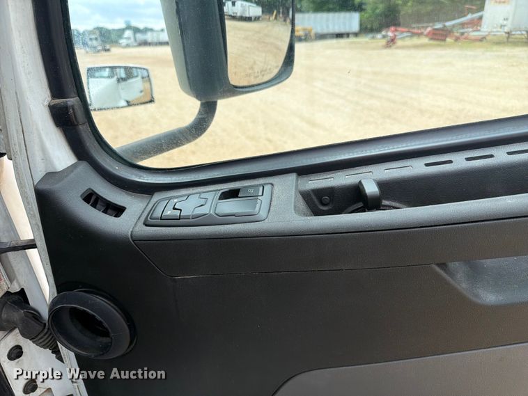 image for item ER3005 2020 Volvo VNR semi truck