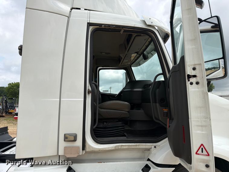 image for item ER3005 2020 Volvo VNR semi truck