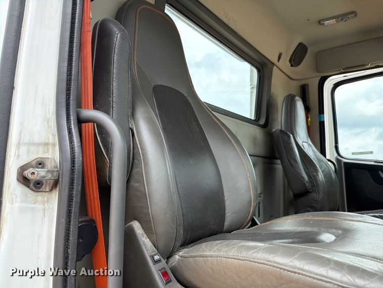 image for item ER3005 2020 Volvo VNR semi truck
