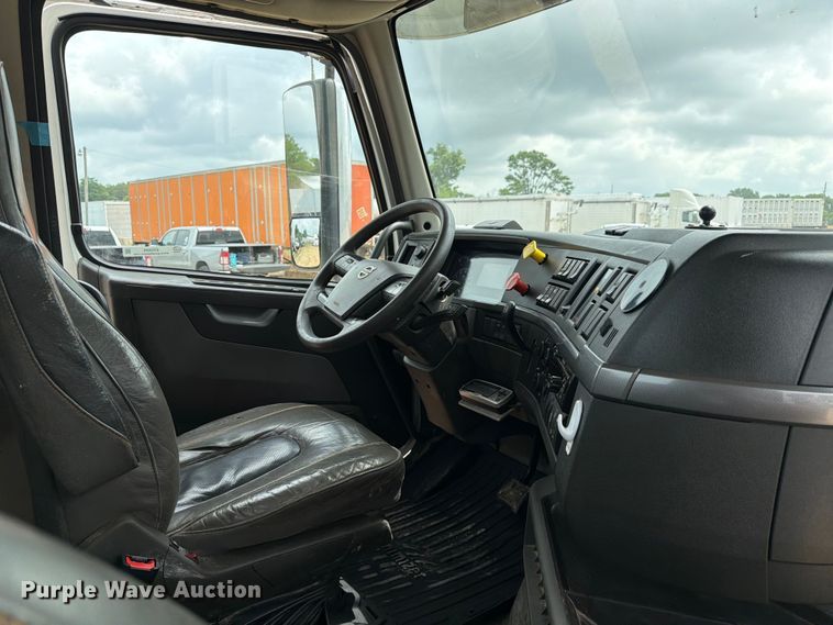 image for item ER3005 2020 Volvo VNR semi truck