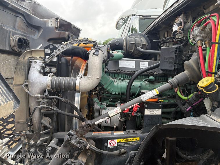 image for item ER3005 2020 Volvo VNR semi truck
