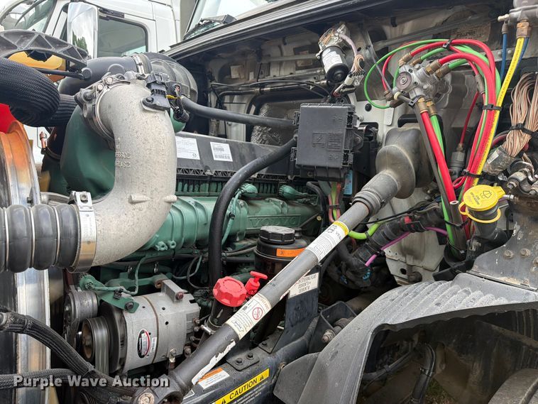 image for item ER3005 2020 Volvo VNR semi truck