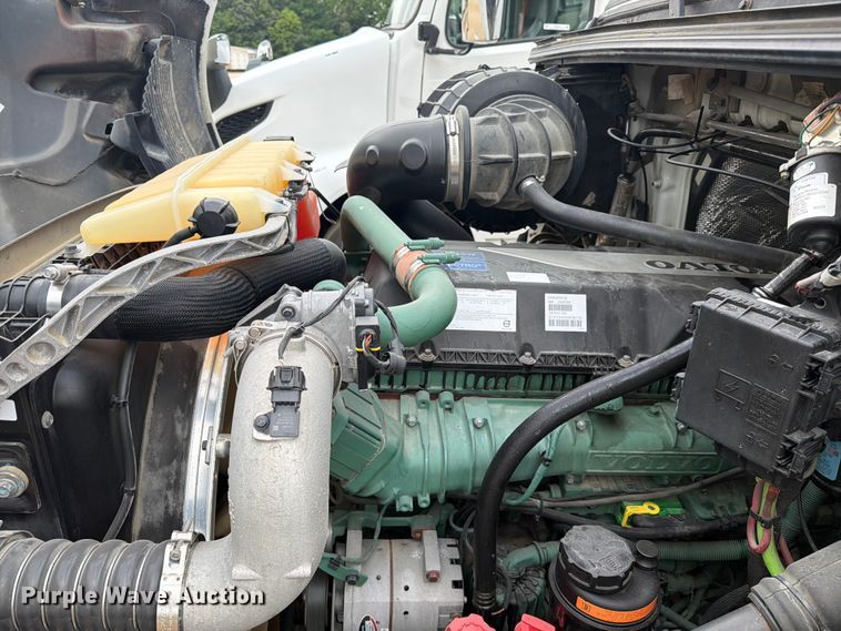 image for item ER3005 2020 Volvo VNR semi truck