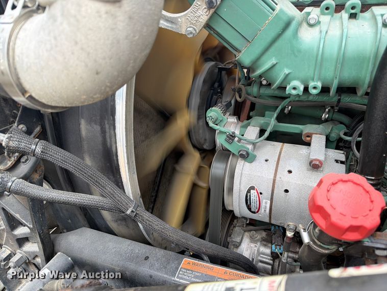 image for item ER3005 2020 Volvo VNR semi truck